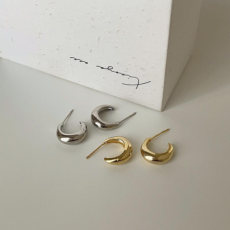 Light Wind C-Shaped Metal Stud Earrings, Women'S Cold Niche Hong Kong Style Retro Personality Simple And Versatile Temperament Earrings Earrings