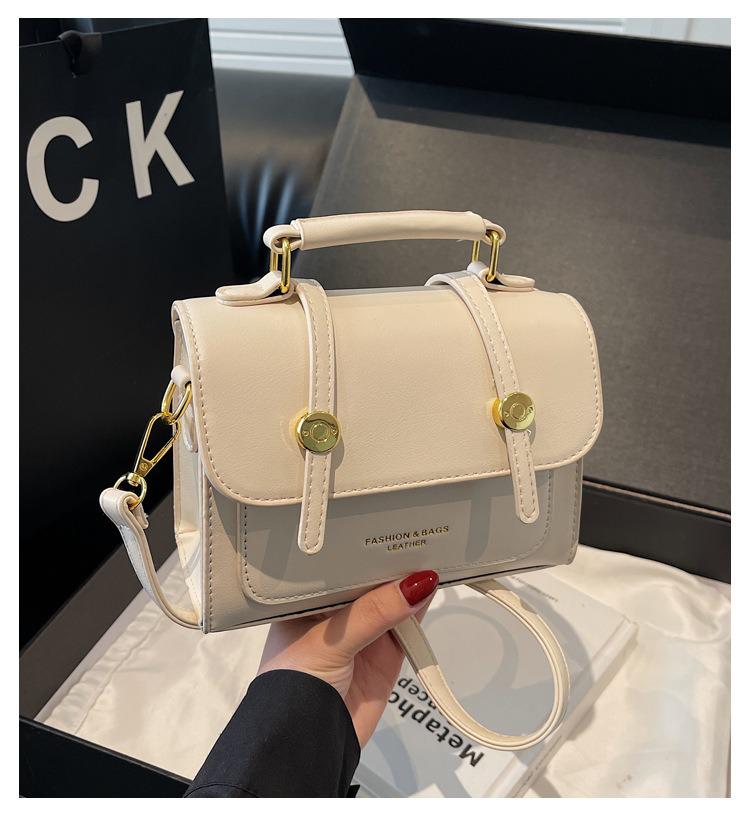 Korean Fashion Retro Crossbody Bag: Trendy Lightweight Shoulder Handbag for Women