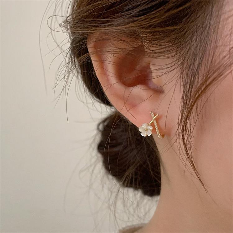 Korean Version of Small Mini Flower Shell Stud Earrings for Women's New Style