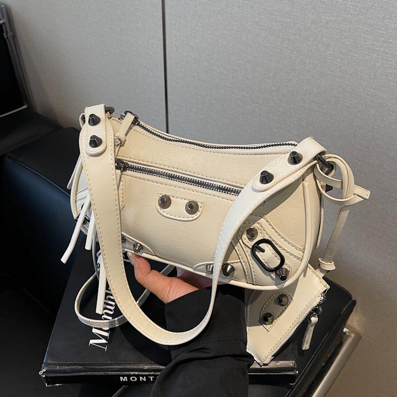 Niche design simple fashion rivet shoulder bag women's winter new retro messenger women's bag