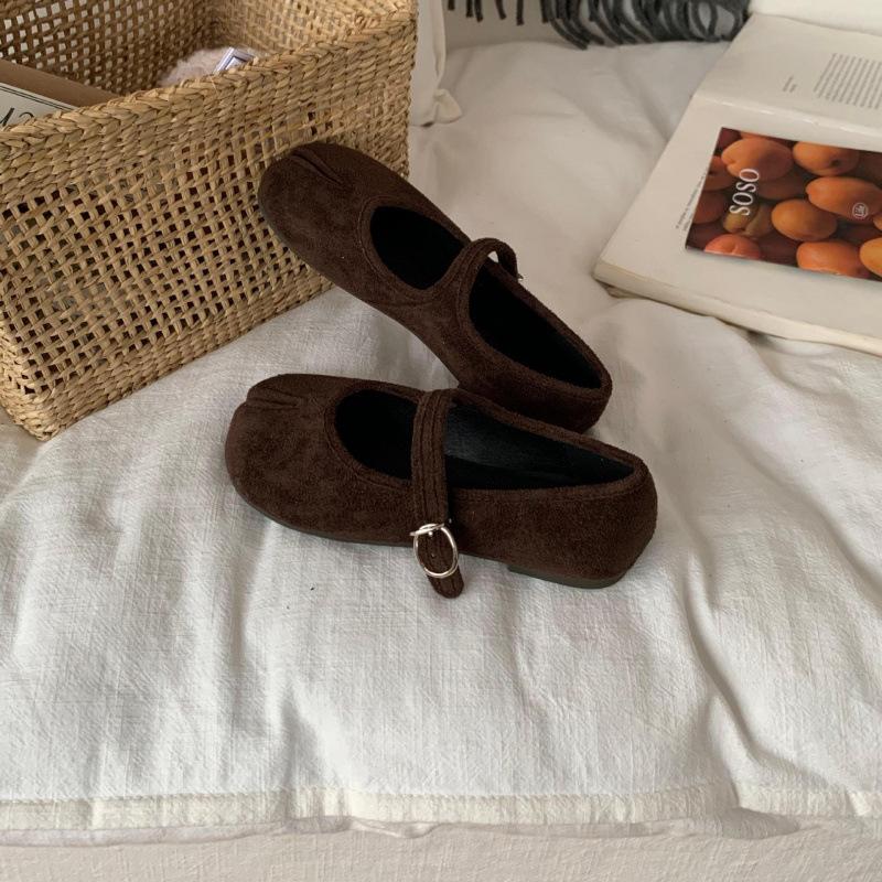 Retro suede split-toed pig's trotters flat-soled single shoes women's shoes 2025 new spring and autumn horseshoe Mary Jane shoes women