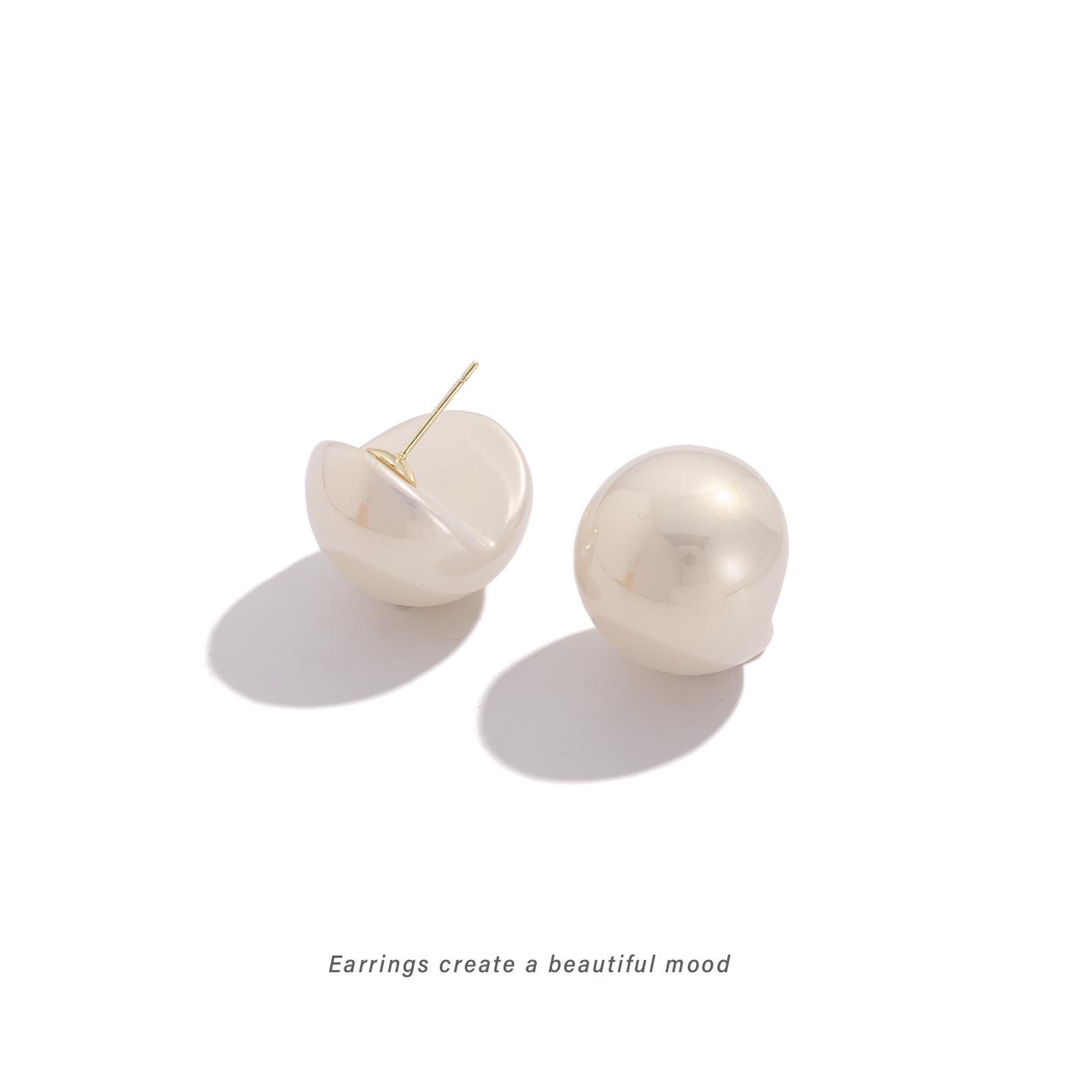 

High-Class Retro French Red Pearl Clip-On Earrings for a Fashionable and Versatile Look