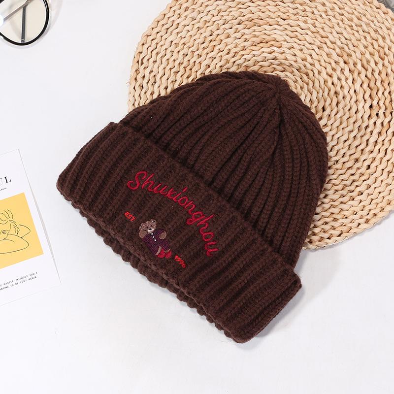 

Милая шерстяная шапка с вышивкой медведя для женщин на осень и зиму, корейская версия, теплая и не пропускающая холод, маленькая шапка, подчеркивающая лицо, головной убор, вязаная шапка M（56-58cm）