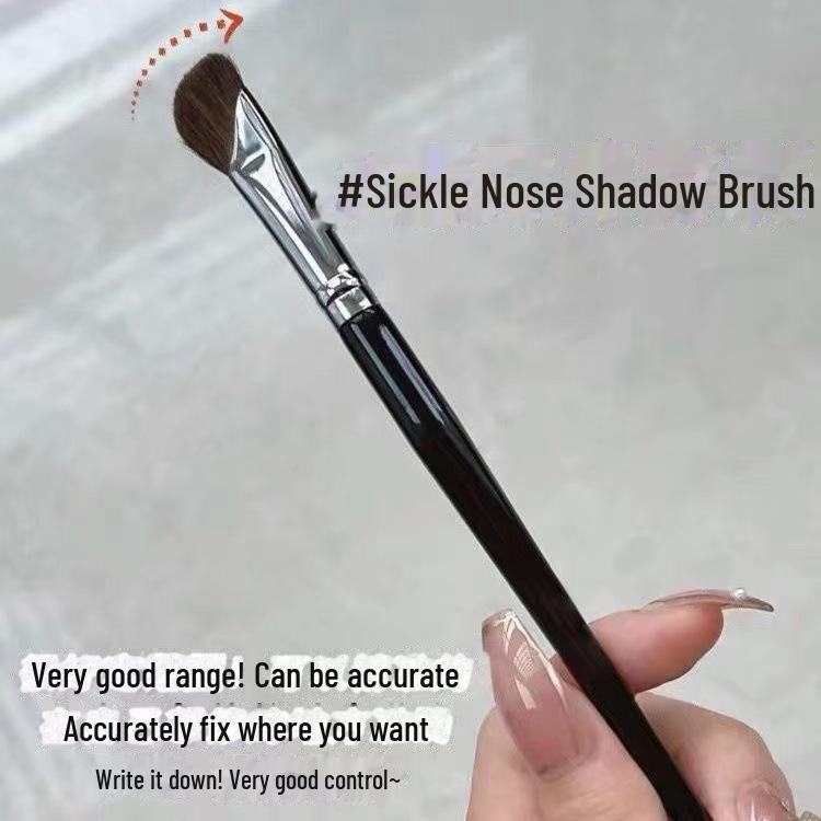 

3D-кисть для теней в форме серпа, контурная кисть из шерсти пони для прорисовки корня носа, крыльев и наклонного силуэта головы.