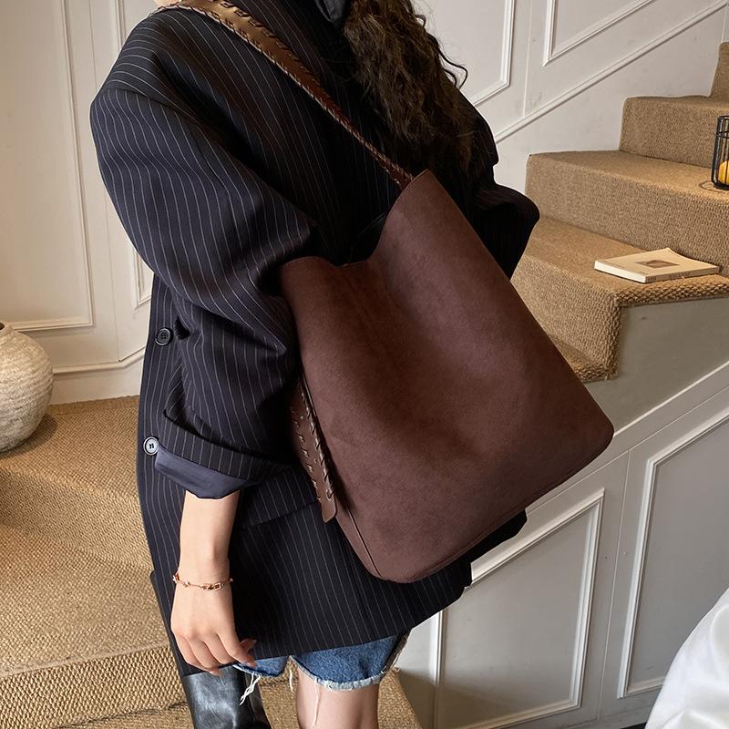 Casual Large-capacity Bag 2025 New Relaxed Commuter Women's Shoulder Bag Fashionable Woven Tote Bucket Bag