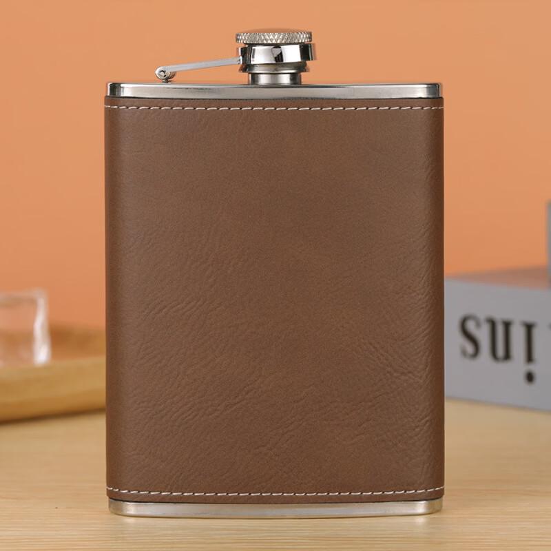 

Flat Hip Flask with Leather Case