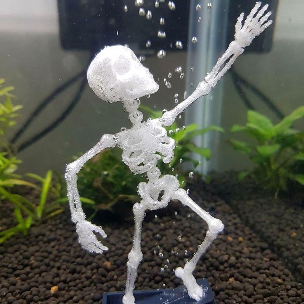 Ornamenti per Acquario Teschio Danzante Pesce Stampato 3D Azionato ad Aria Scheletro Ossigenante Mobile Acquario