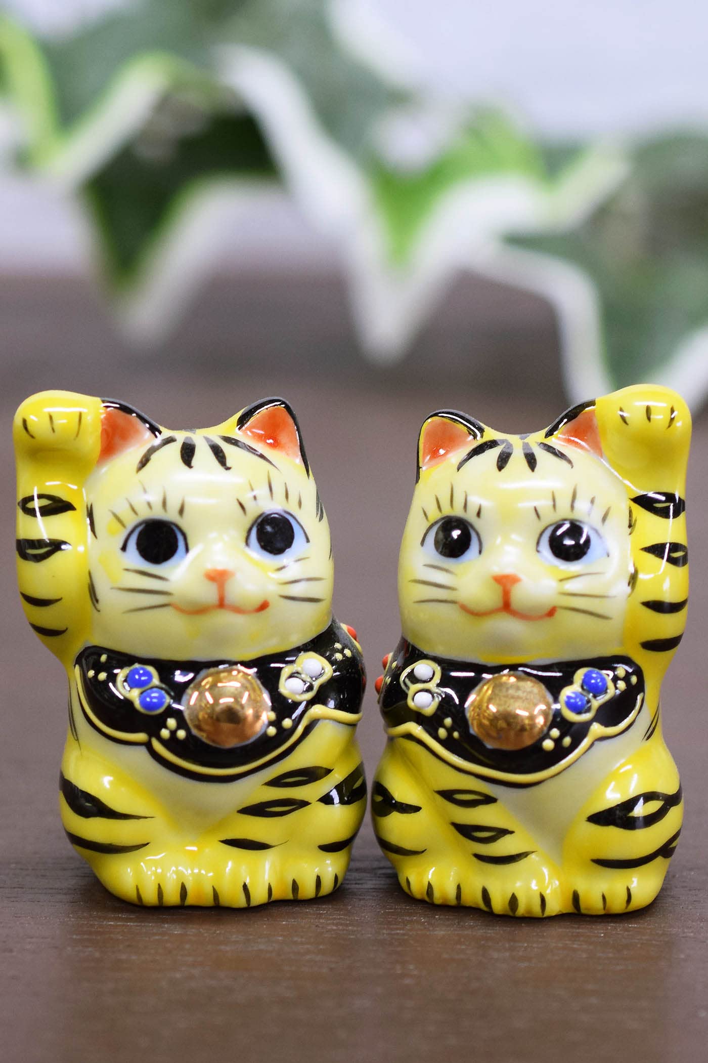 

Waza no Kura Maneki-neko Figurine, Kutani Ware, Chibi Maneki-neko Tora-chan, Perfect for Store Openings, Birthdays, or as a Pair of Gifts