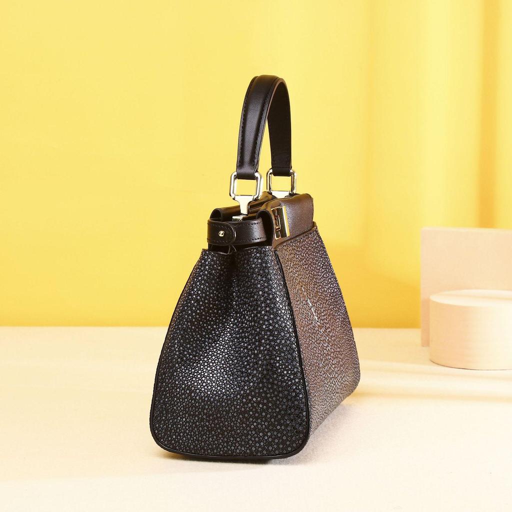 Een Klassieke High-end Dameshandtas met Een Glanzend Vissenhuidpatroon in Parelmoer, Modieus en Praktisch. Het Is Een Crossbody Tas Met Eén Schouderband