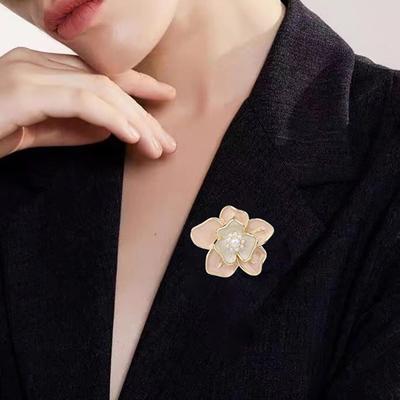 Elegant Camellia Flower Brooches Pins For Women Beautiful Flower Plant Dressing Clothes Corsage Jewelry Accessories