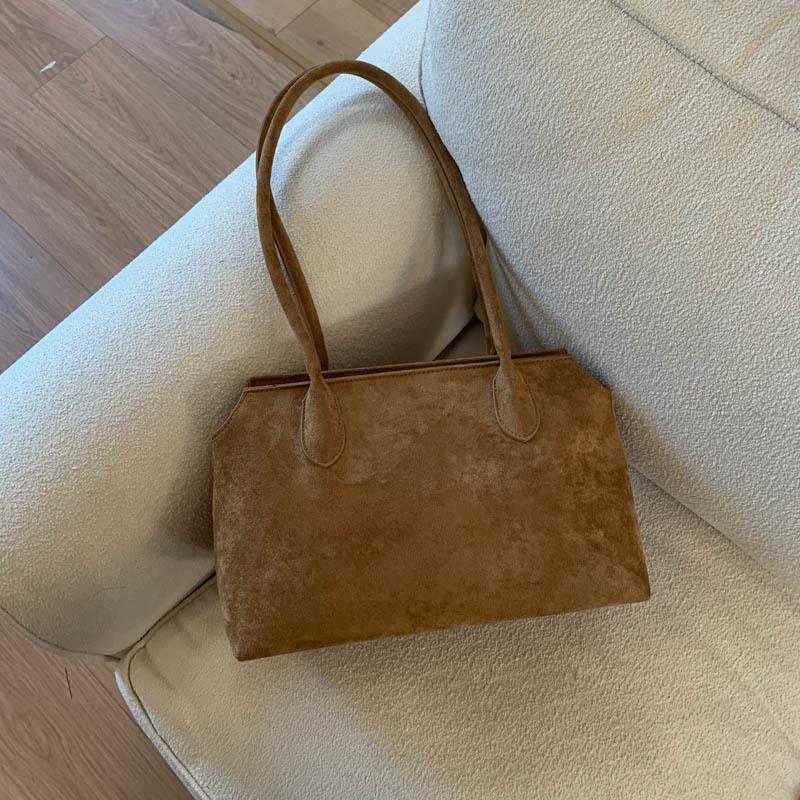 

Женская большая замшевая сумка через плечо: Новая универсальная сумка-тоут Осень/Зима 2025 коричневый