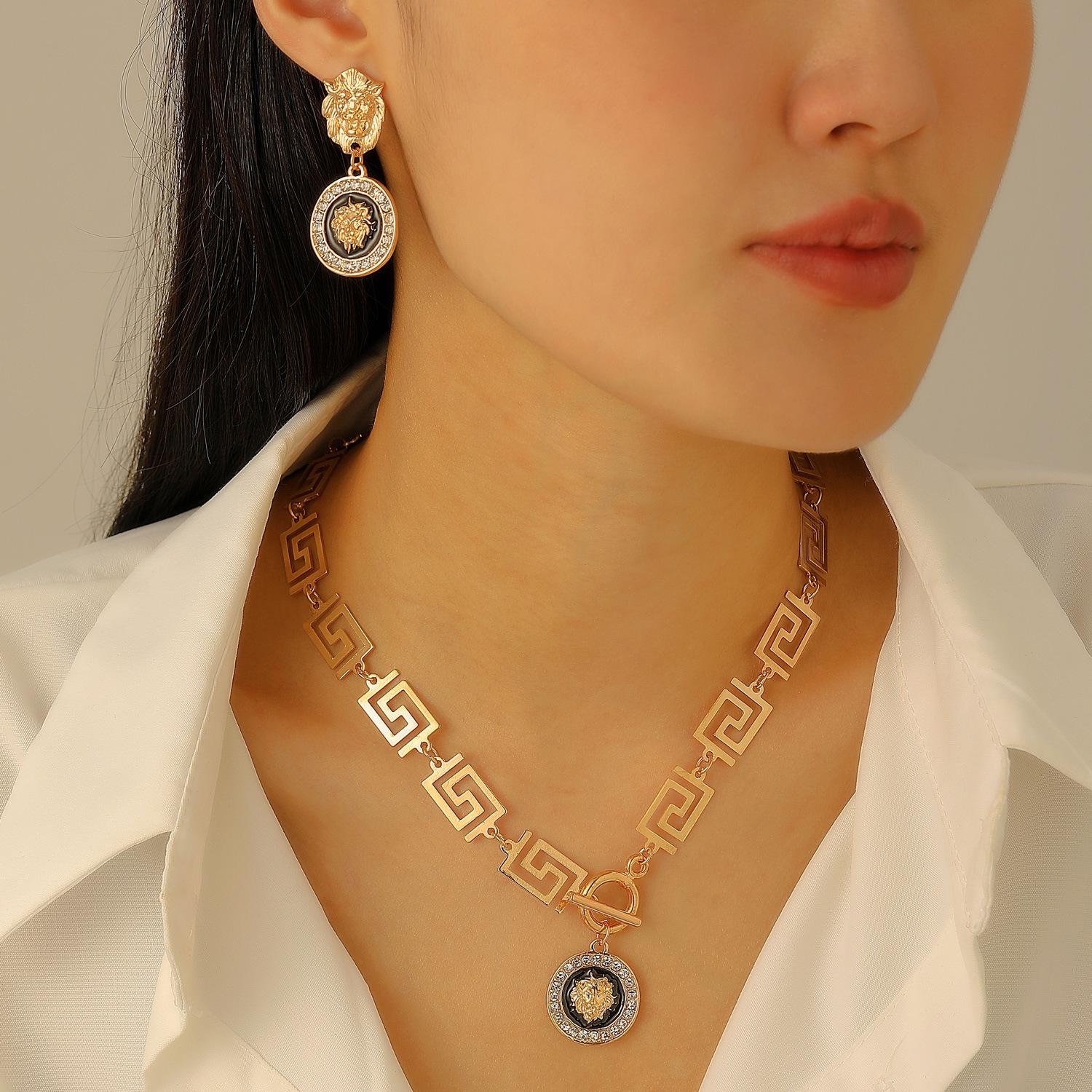 

Винтажный придворный стиль, набор украшений с головой льва: Ожерелье, Серьги, Браслет и Кольцо с бриллиантовыми акцентами