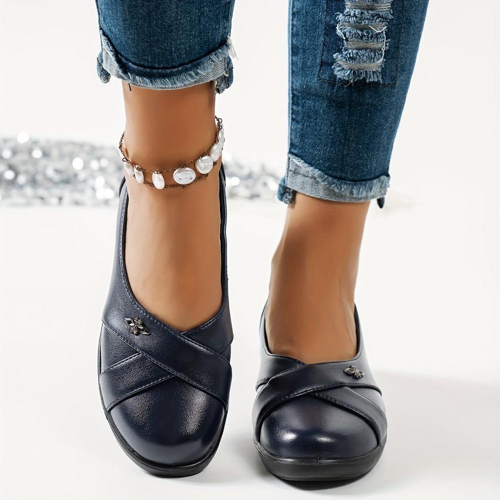 Large Size Popular Minimalist Metal Badge Decoration, Lightweight, Comfortable, Fashionable and Versatile Women's Flat Loafers