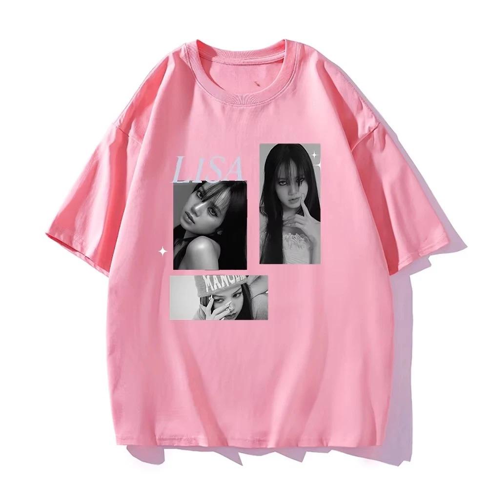 T-shirt Rose Oversize BLACKPINK Lisa Collage 3 Photos « LISA » Accent Étoilé | T-shirt Merch Streetwear Fan K-Pop