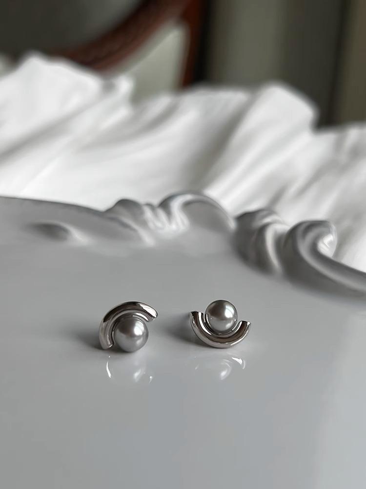 

High-end niche design C-shaped sterling silver Shijia pearl stud earrings light luxury fashion temperament earrings women