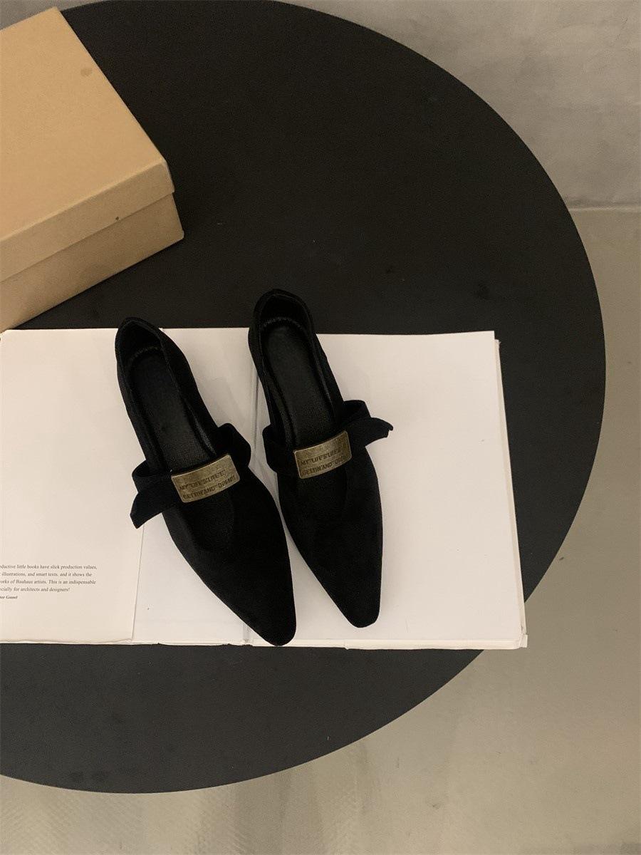 

Весной и осенью 2024 года новые неглубокие одинарные туфли Мэри Джейн увеличатся в высоту 40 чёрный