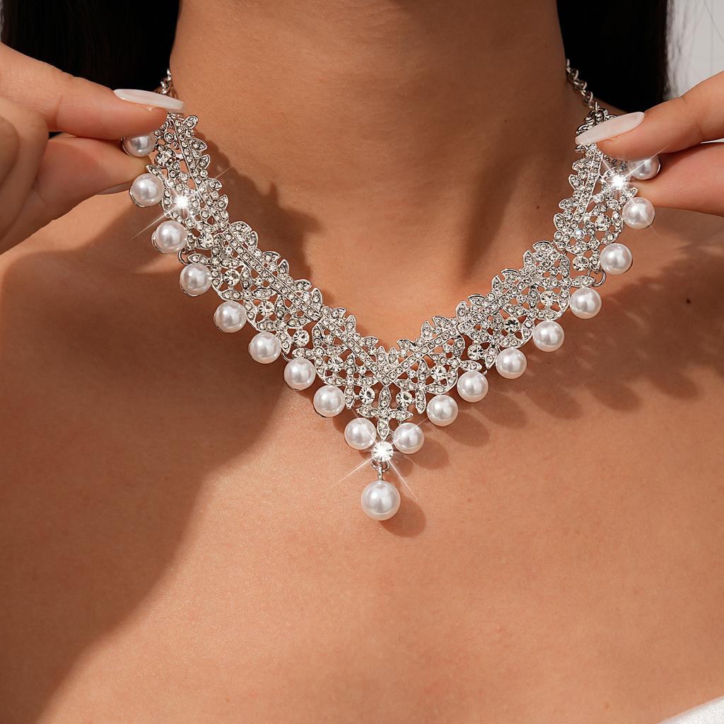 Diamond-encrusted Pearl Flower Earrings, Necklace Set, Retro Exquisite Fashion Collarbone Chain, Light Luxury High-end Necklace.