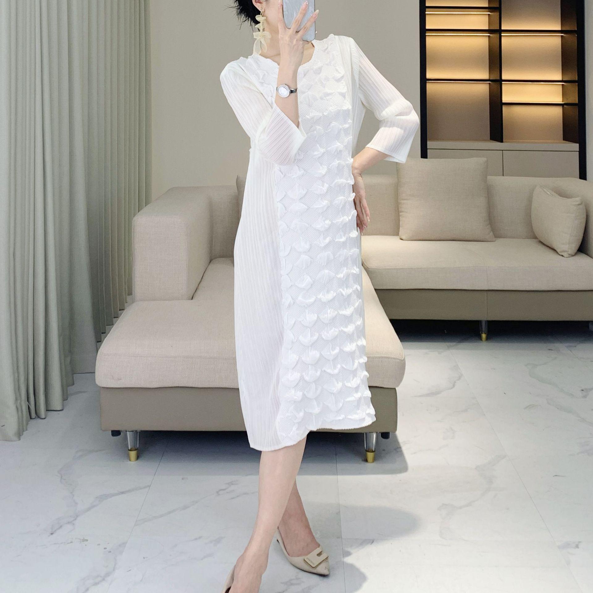 

Miyake Elegant Rhombus Grid Slimming Midi Dress - Solid Color, Round Neck, Long Sleeve One Size [45-75 kg]