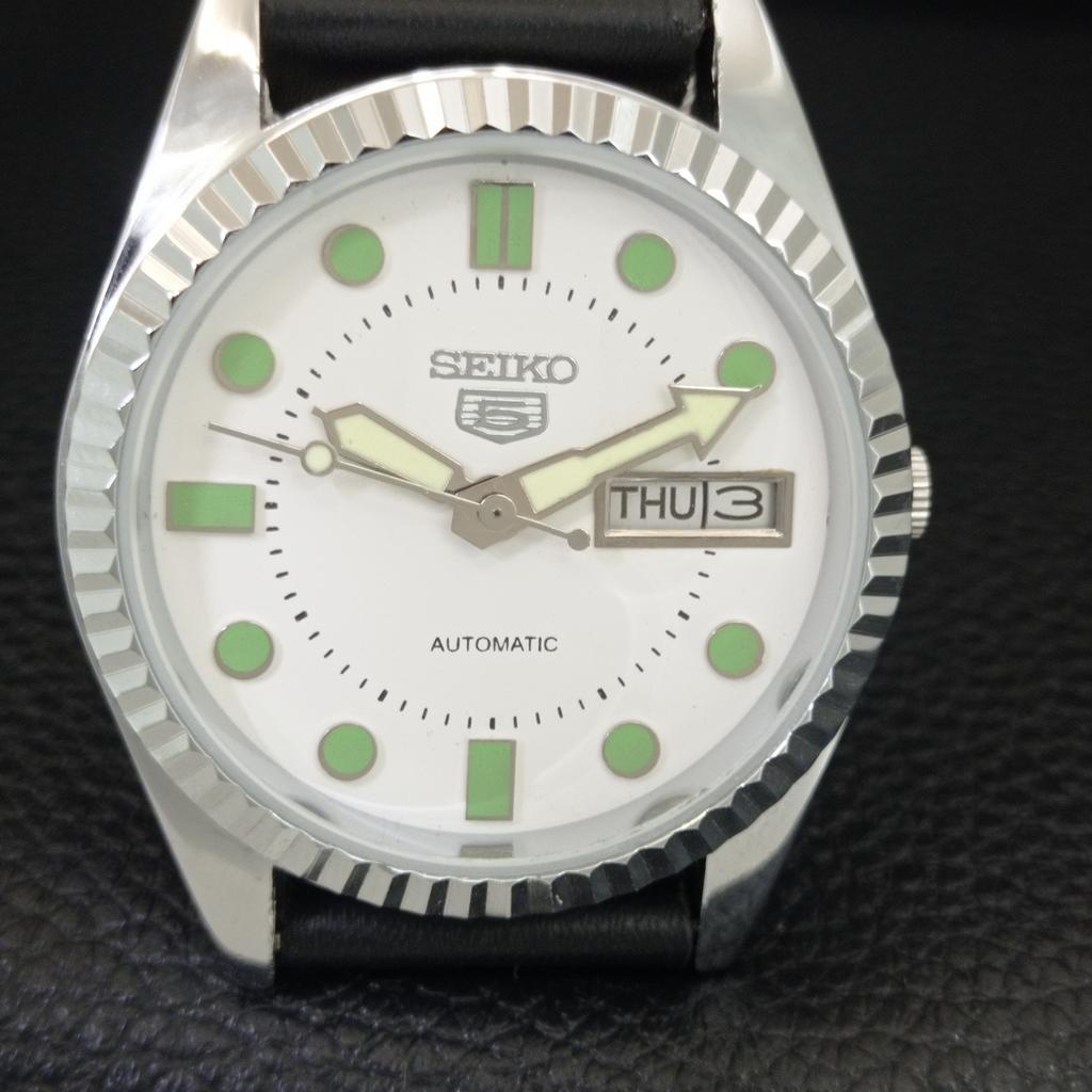 VINTAGE SEIKO 5 AUTOMATIC REFURBISHED JAPAN MENS WHITE DIAL WATCH a444285-1