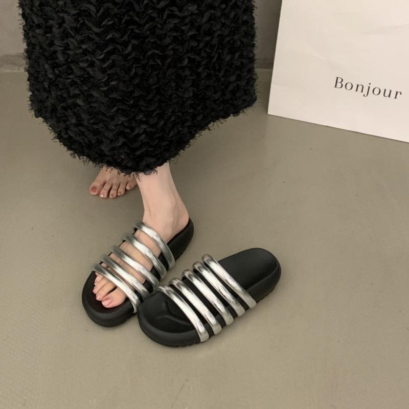 Lässige Sommer 2025 Slipper Damen vielseitige neue erhöhende leichte Strand Ein-Wort Dicksohlen-Slipper Damen