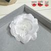 Spilla da donna in tessuto Suqi Kegensilk con ornamento a forma di camelia