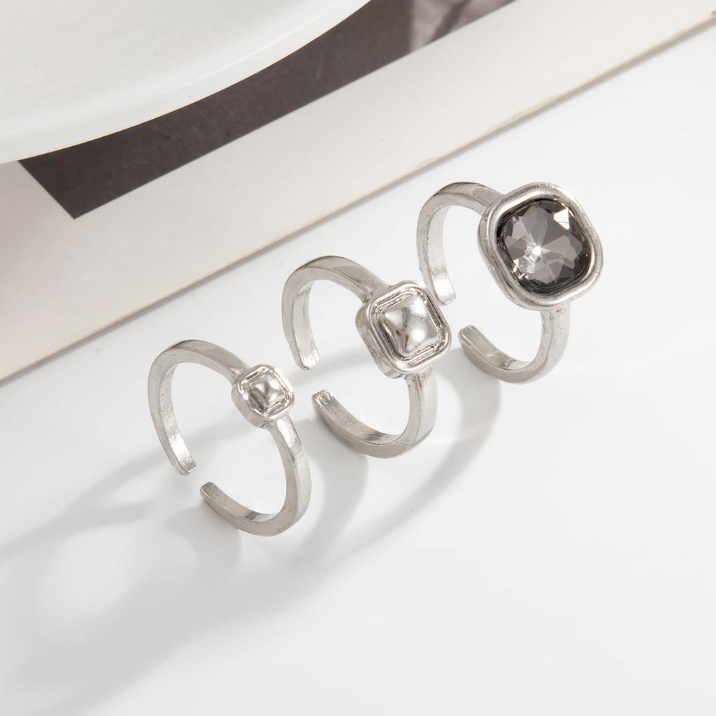 Neuer Grauer Kristall Geometrischer Ring Damen Minimalistisches Design Silberfarbe Quadratische Fingerringe Asymmetrischer Zirkon Tägliche Wear Schmuck