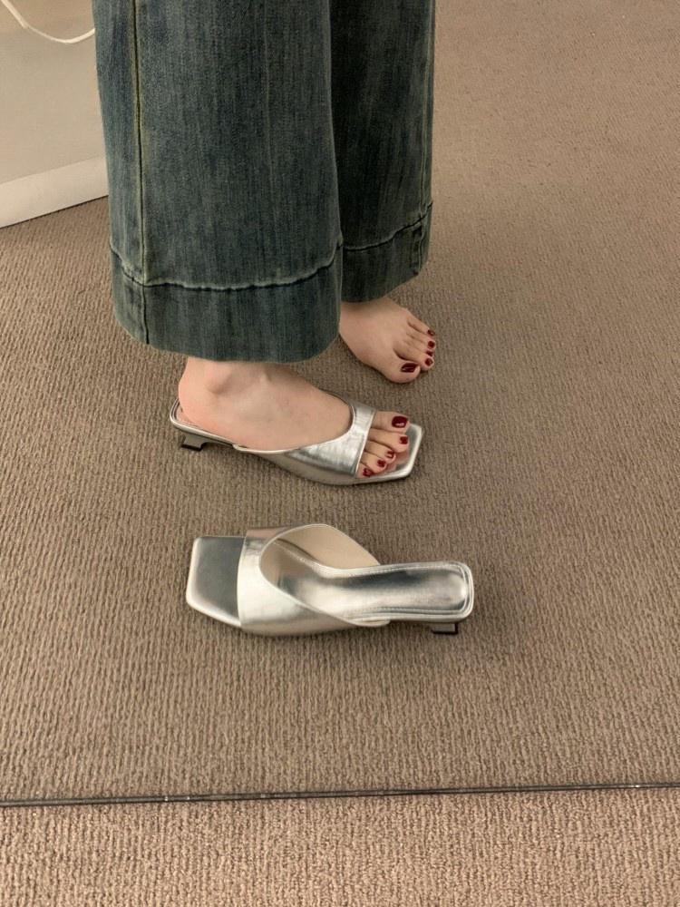 

Minimalist style open-toed square head beautiful slippers women s summer wear 2025 new kitten and temperament silver cool slippers 40 серебряный