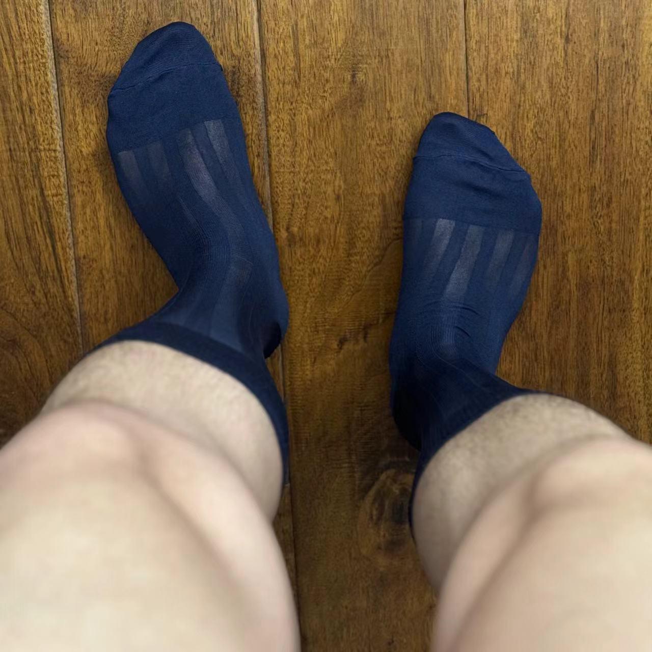 

Мужские нейлоновые чулки больших размеров для делового формального стиля с широкими вертикальными полосами One Size + Regular Thickness темно-синий