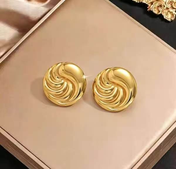

Retro Hong Kong style gold metal earrings, niche design love studs, light luxury versatile earrings