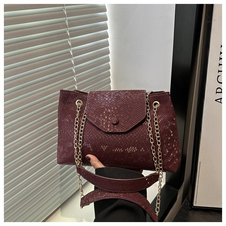 Large Capacity Bag 2025 New Fashion Versatile Chain Shoulder Bag Women Commute To Work Tote Bag