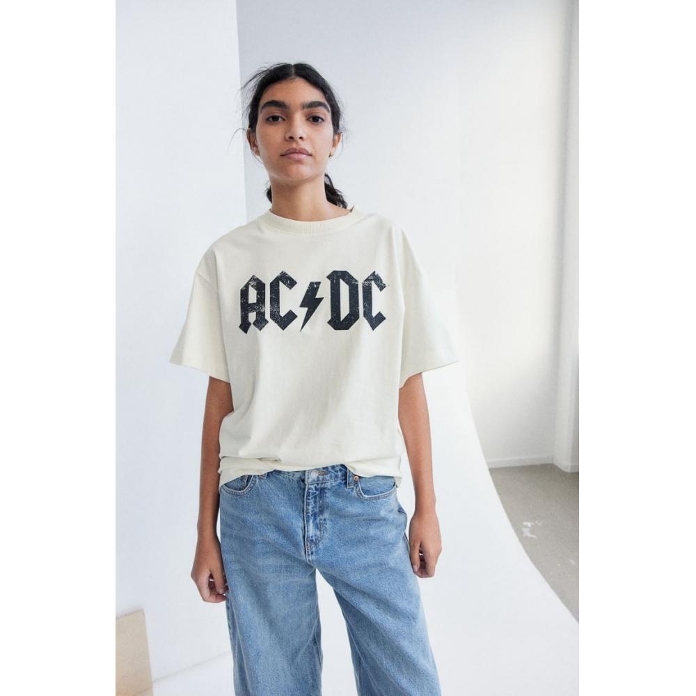 

Длинная футболка с принтом HM Кремового цвета AC DC