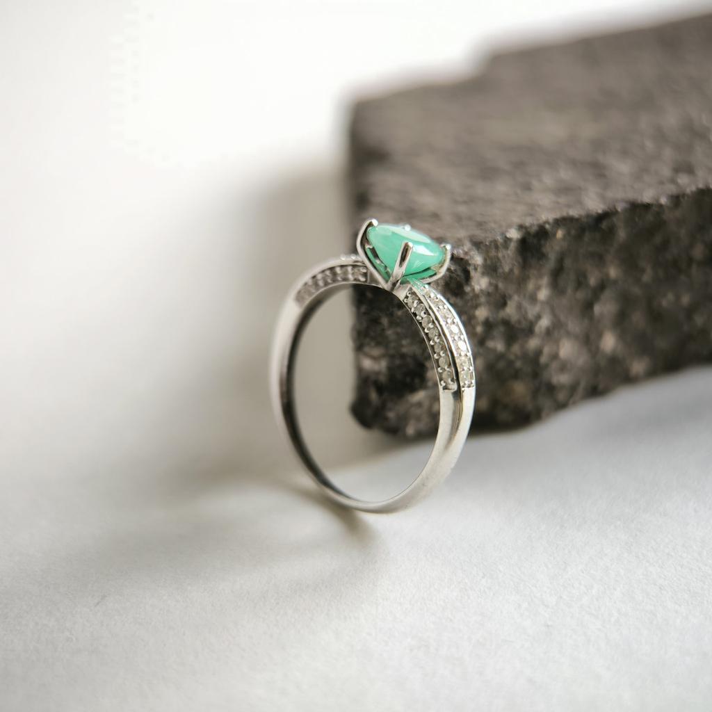 Серебряное кольцо с натуральным изумрудом 1.156ct, вес изделия 1,94 гр (2214137)