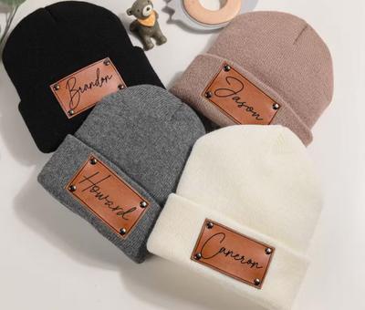 Σκούφος με δερμάτινο έμπλαστρο, καπέλο με εξατομικευμένο όνομα, καπέλο με κρανίο, σειρά ζεστών πλεκτών σκούφων για τον χειμώνα, μονόχρωμος πλεκτός σκούφος