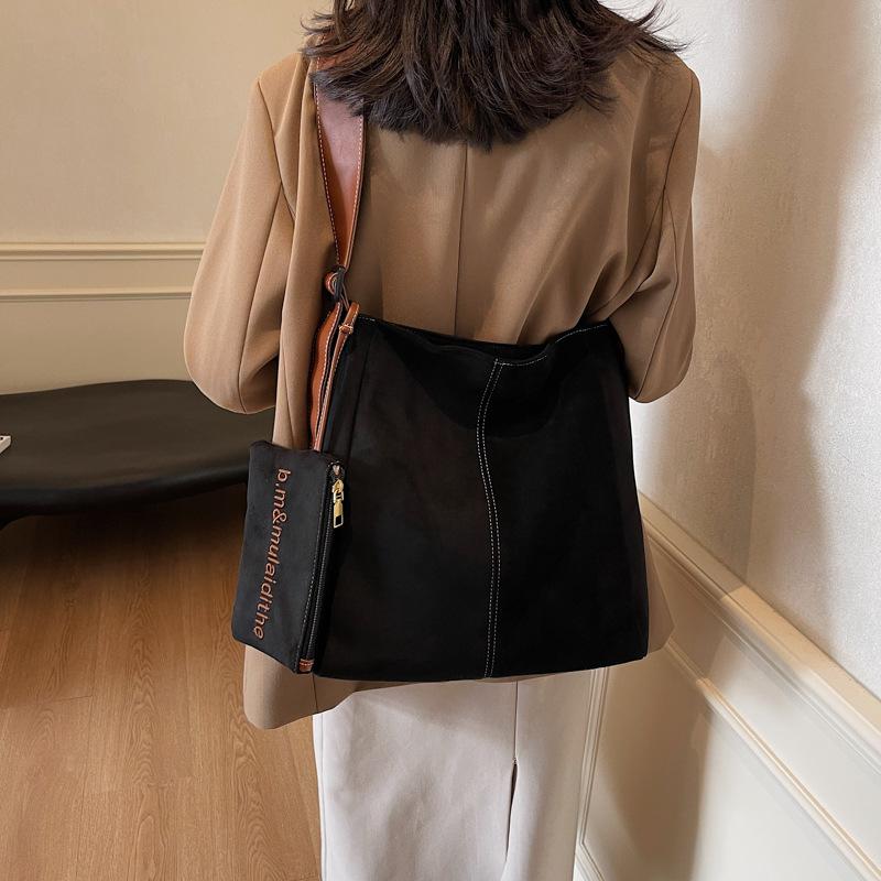 

Повседневная универсальная замшевая сумка большой вместимости женская 2025 осень и зима новая повседневная наплечная сумка широкий плечевой ремень сумка-тоут 31*13*32 чёрный