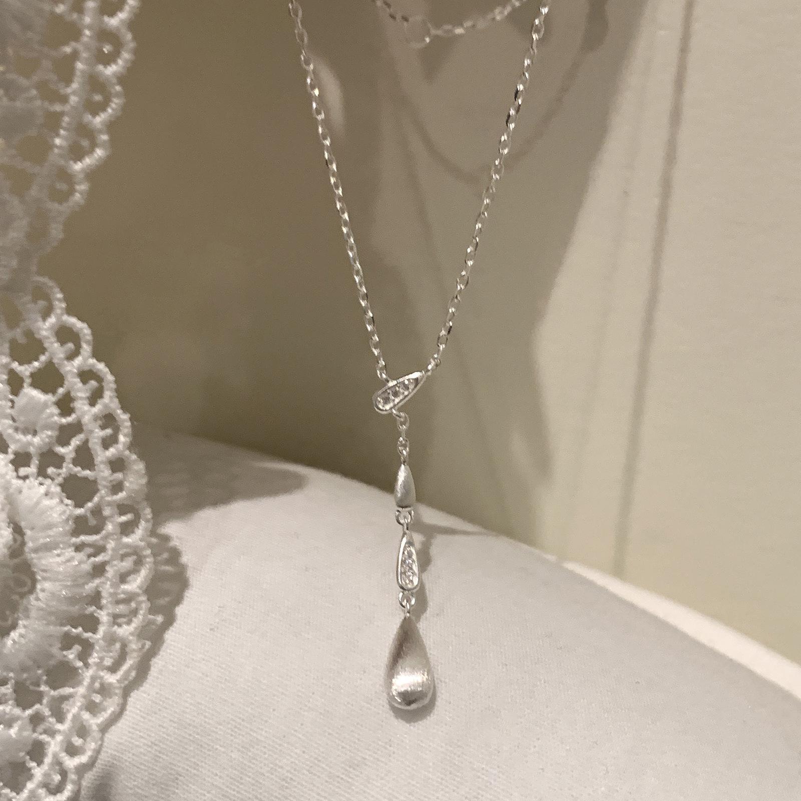 

Elegant S925 Sterling Silver Water Drop Chain Tassel Necklace for Women - High-End Brushed Clavicle Choker Trendy and Simple Design