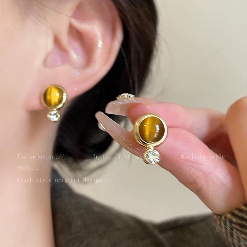 Maillard gold stud earrings women's autumn and winter retro Hong Kong style temperament earrings niche design high-end light luxury earrings