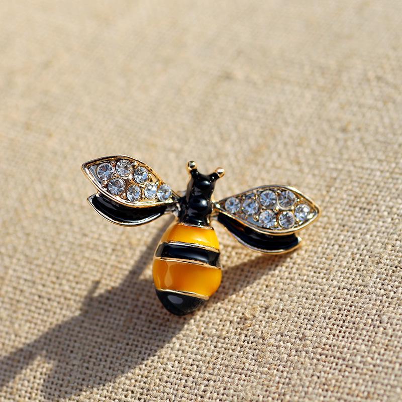 Korean Simple Shirt Collar Brooch with Rhinestone Bee Needle Design