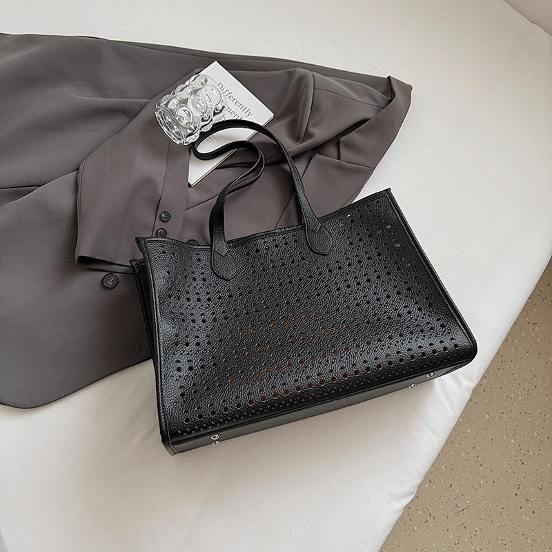 

Niche tote bag with simple texture bucket bag hollow armpit bag 2025 new high-value fashionable shoulder bag чорний