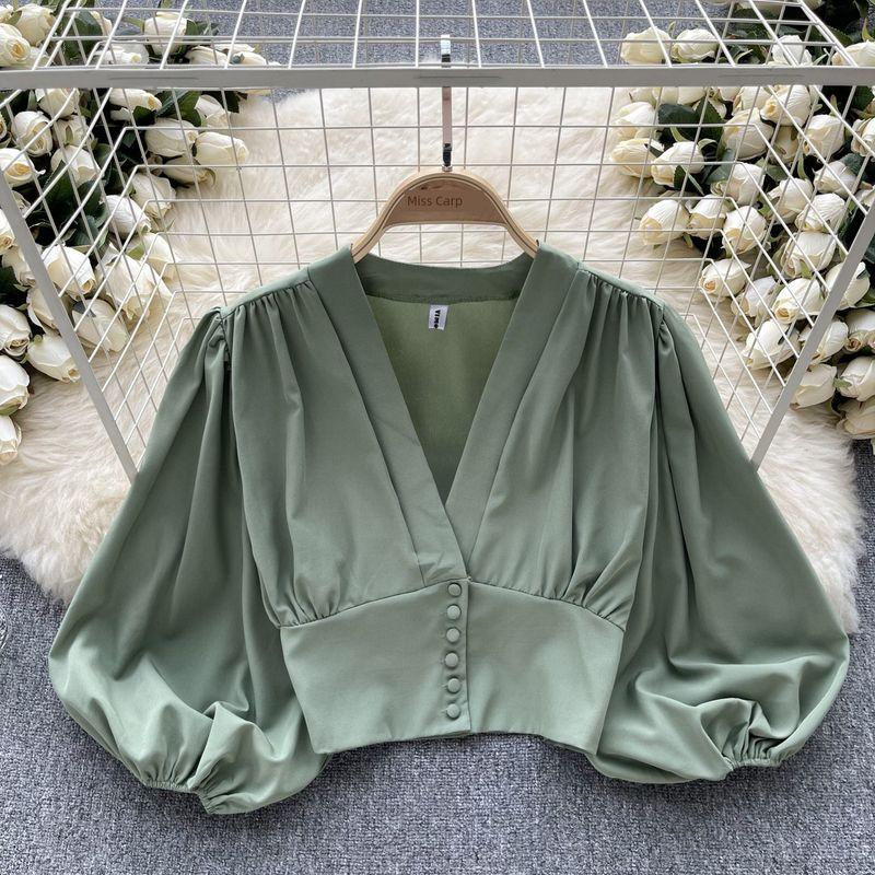 

Приталенная рубашка с V-образным вырезом, короткими рукавами-буфами и открытым животом Green All yards