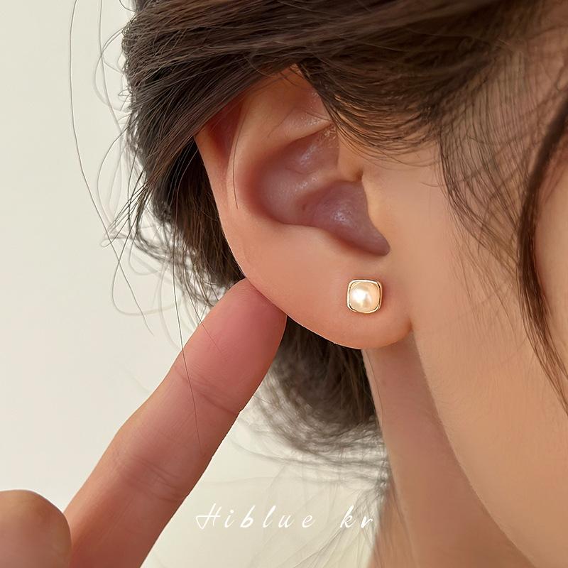 

Серьги-гвоздики с квадратным жемчугом