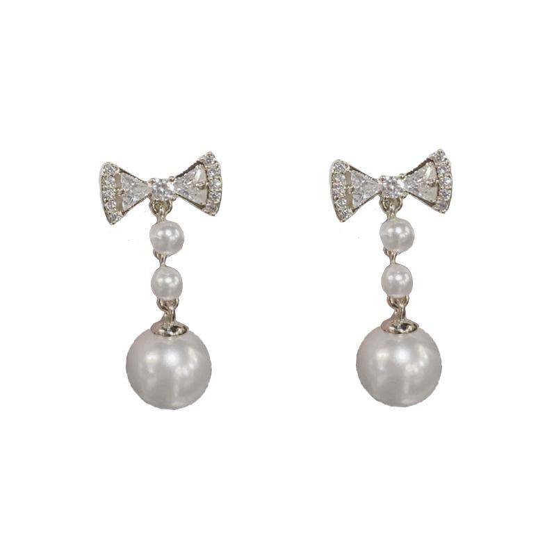 

Французские серьги-бантики с цирконами и жемчужными кисточками - Элегантный аксессуар в стиле легкой роскоши