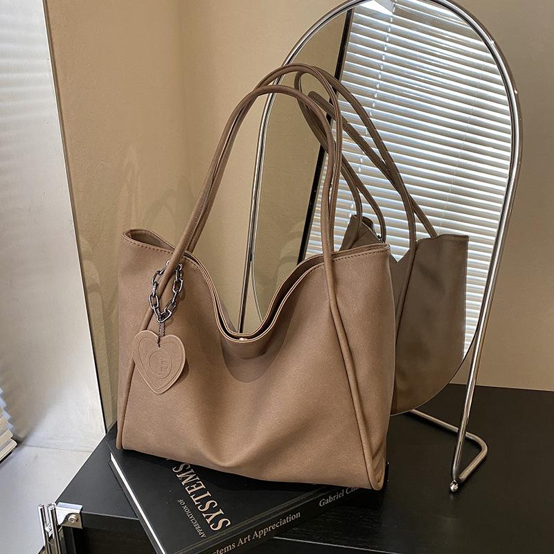 

Сумка большой вместимости женская новая осенне-зимняя простая наплечная сумка с улучшенной текстурой повседневная сумка-тоут для поездок на работу темно-коричневого