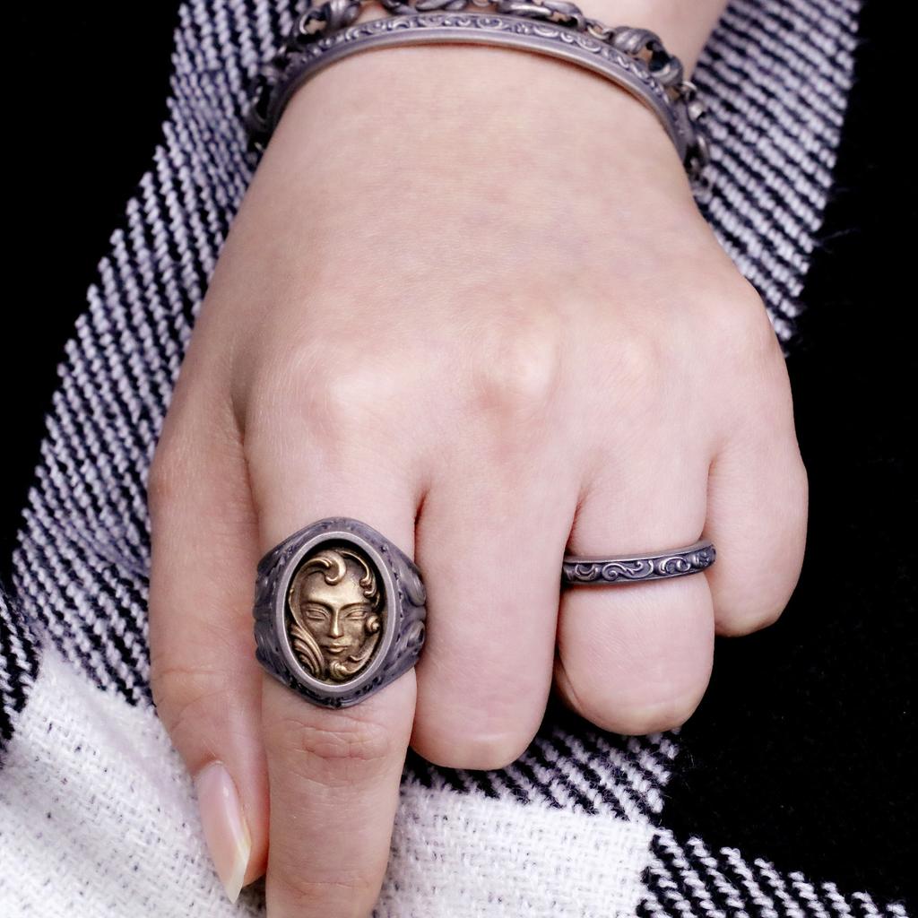 Neuer dunkler Stil Klassische Mode Rote Baroness Galvanisierter Zweifarbiger Ring