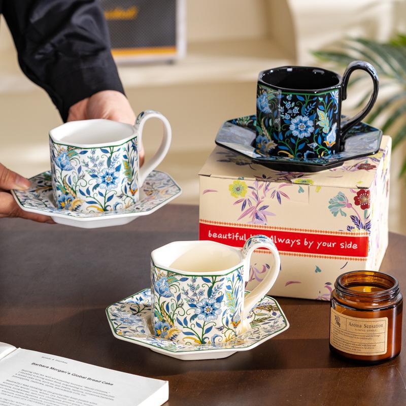 Set di tazze da caffè e piattini dipinti a mano in stile retrò con effetto "Giglio Ragno Rosso", un regalo originale in ceramica.