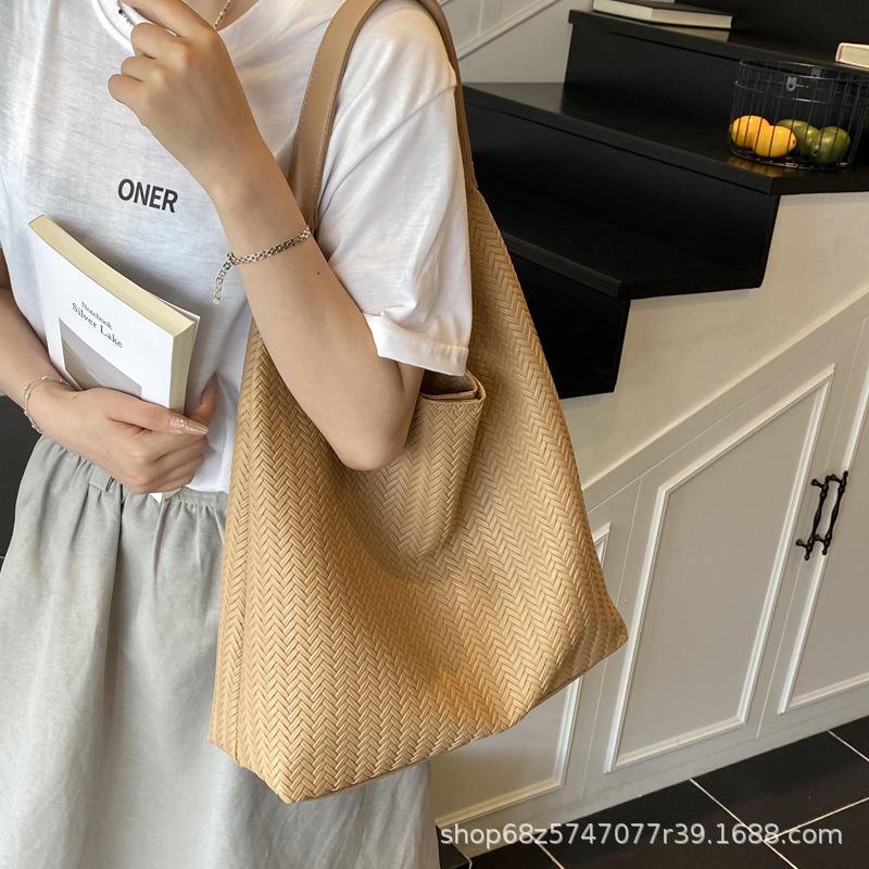Premium Sense Commuting 2025 Tote New Bag Underarm Casual Versatile Retro Large Capacity Shoulder Tote Bag Women