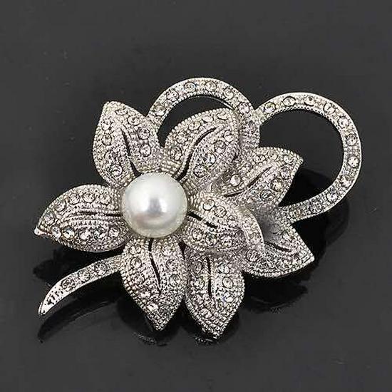 Korean Fashion Crystal Pearl Bow Brooch for Women - Elegant Corsage Pin & Clothing Accessory