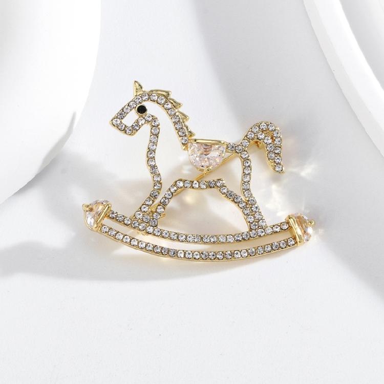 Glitzernde goldfarbene Pferdebrosche Raffiniertes mit Strasssteinen verziertes Design Kompakte Brosche für Freizeit- und formelle Kleidung