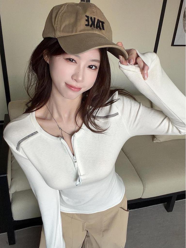 Stylish Korean Slim-Fit Half-Zip Long-Sleeve Top: Trendy, Figure-Flattering, Versatile Autumn/Winter Base Layer.