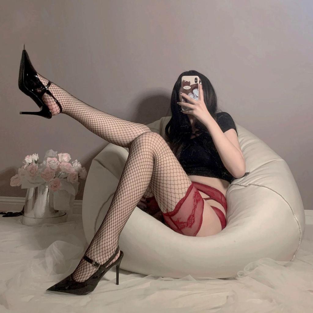 Bas jarretières noirs une pièce coquins avec garniture rouge