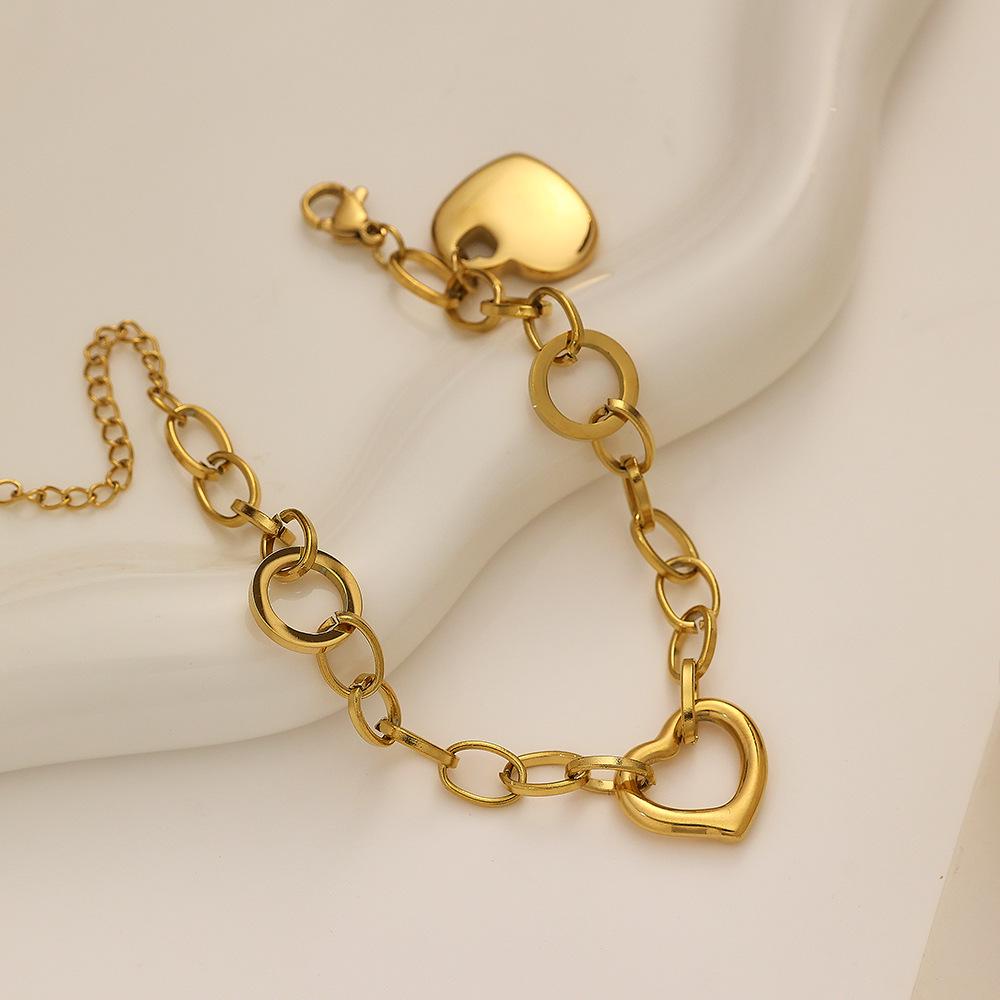 Fashion Heart-Shaped Titanium Steel Bracelet: Niche Design, Thick, Simple Stainless Steel Love Heart Women's Bracelet.